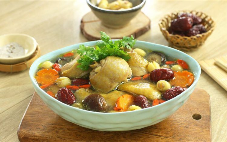 Canh ga ham hat sen 2 750x469 - Top 15 cách nấu canh gà thơm ngon, cực bổ dưỡng cho gia đình